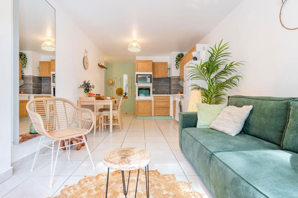 Kitchen or kitchenette, Living room, Seating area, stove