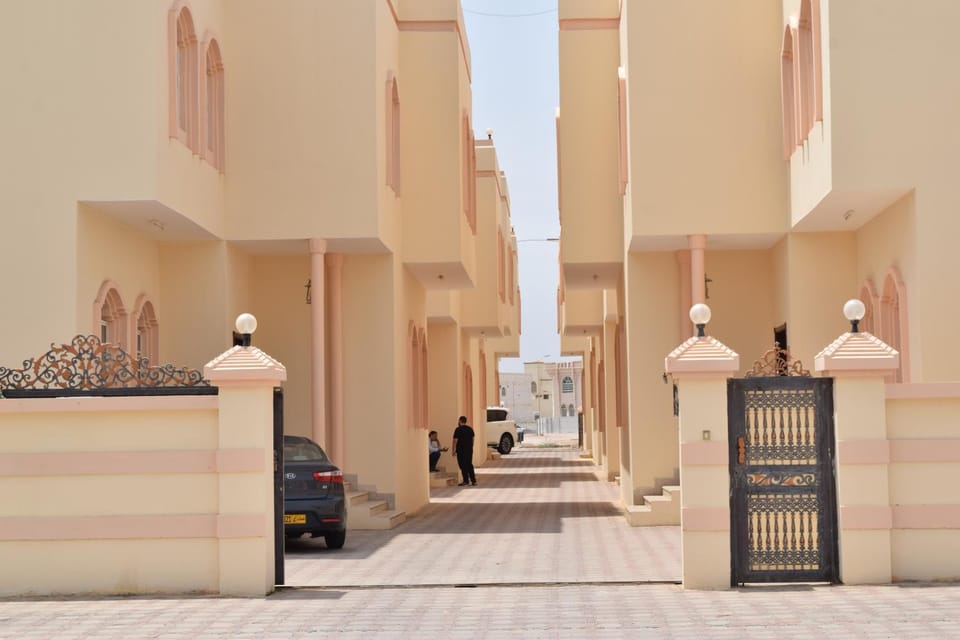 Property building, Day, Neighbourhood, Street view, Parking