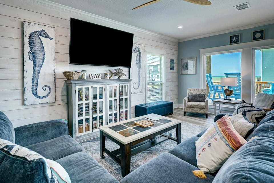 Communal lounge/ TV room, TV and multimedia, Living room, Seating area, Sea view