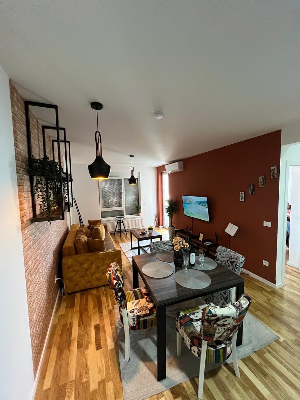 TV and multimedia, Living room, Seating area, Dining area