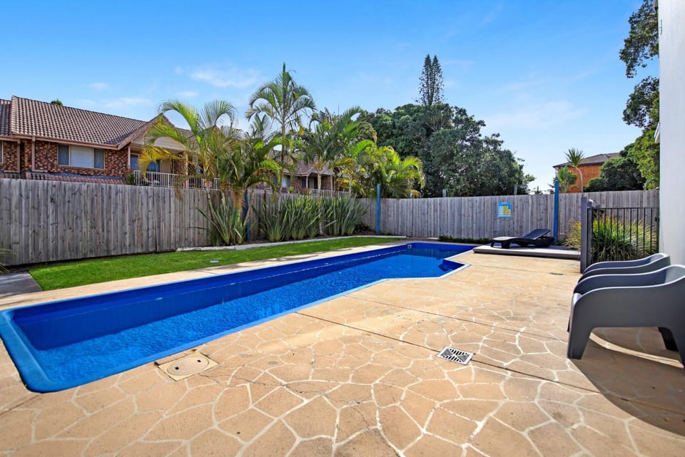 Swimming pool, sunbed