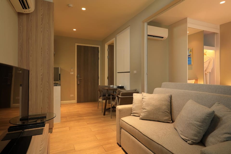 TV and multimedia, Living room, Seating area, internet, air conditioner