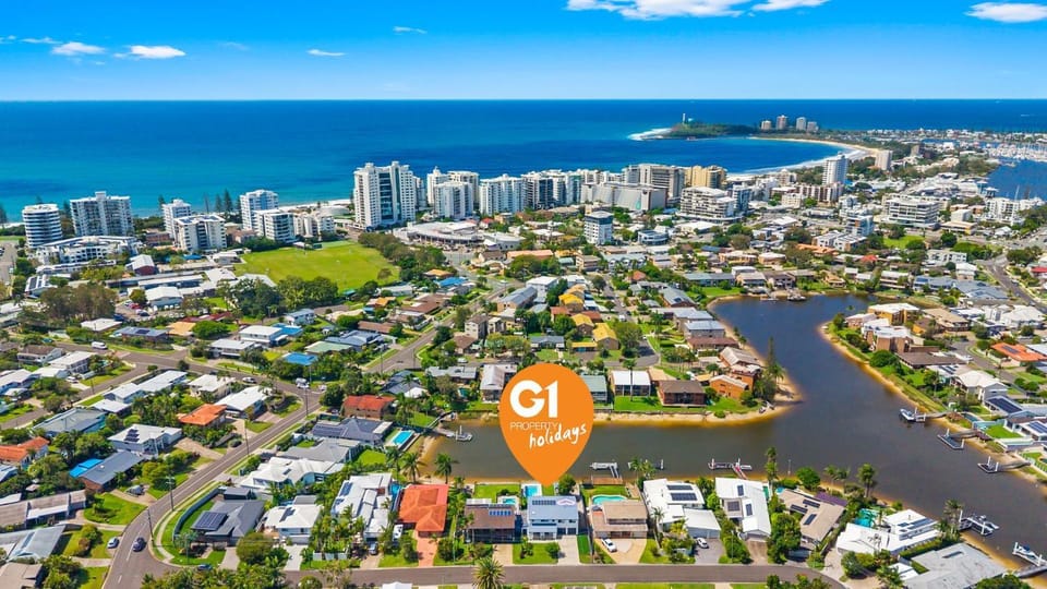 Waterfront 4 bedroom house close to beach House in Sunshine Coast