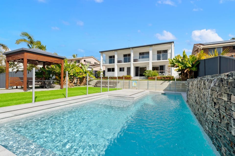 Property building, Garden, Garden view, Pool view, Swimming pool