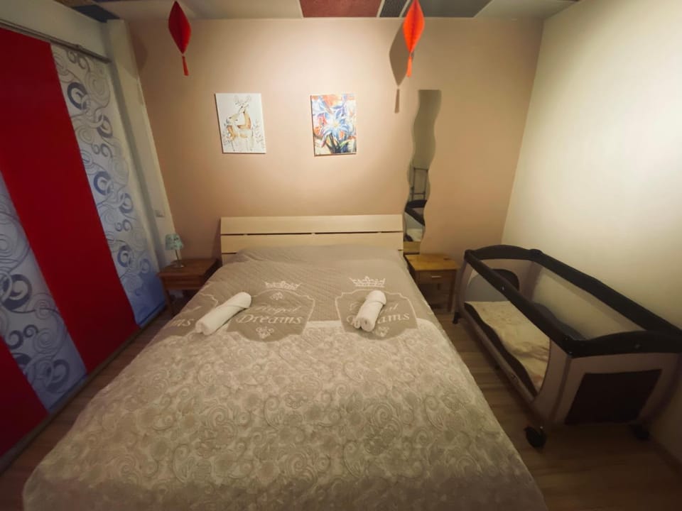 Bed, Photo of the whole room, Bedroom, towels