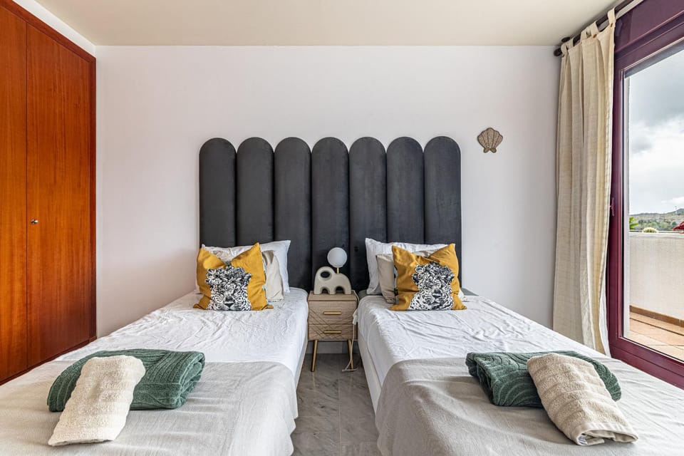 Bed, Bedroom, towels