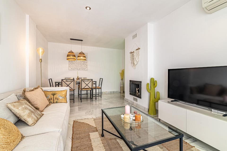 TV and multimedia, Living room, Seating area, Dining area, air conditioner