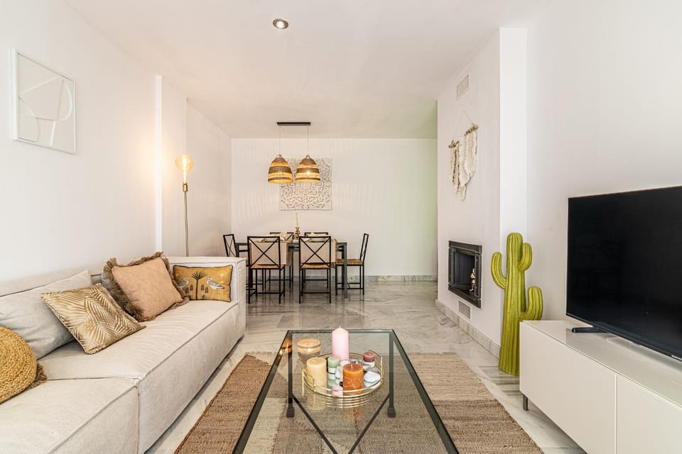 TV and multimedia, Seating area, Dining area, air conditioner