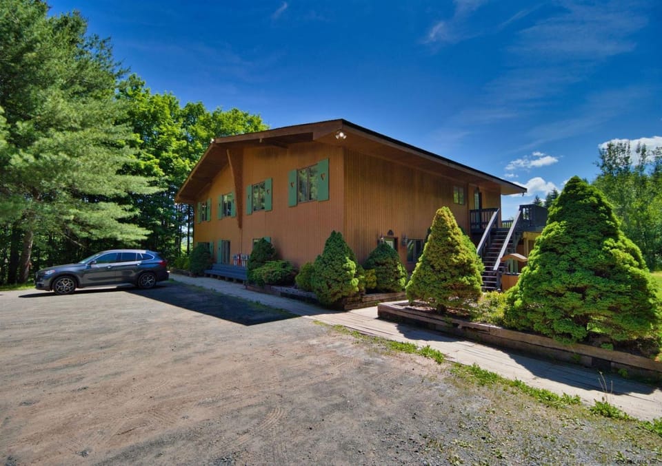 Property building, Facade/entrance, Spring, Day, People, Property logo or sign, Natural landscape, Activities, Bird's eye view, Garden, Hot Tub, Skiing, View (from property/room), Balcony/Terrace, Decorative detail, Evening entertainment, Pets, Guests, Garden view, Mountain view, young children, group of guests, Family, Parking, pet friendly, pet friendly, towels, kitchen