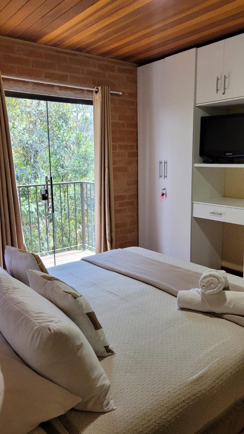 Bed, TV and multimedia, Photo of the whole room, Bedroom, towels