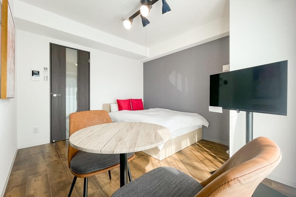 Bed, TV and multimedia, Seating area, Bedroom