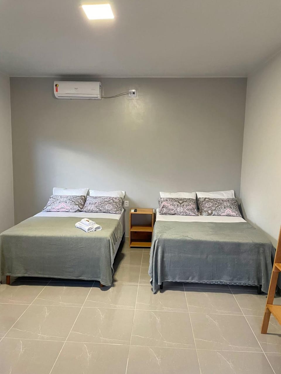 Bed, towels, air conditioner