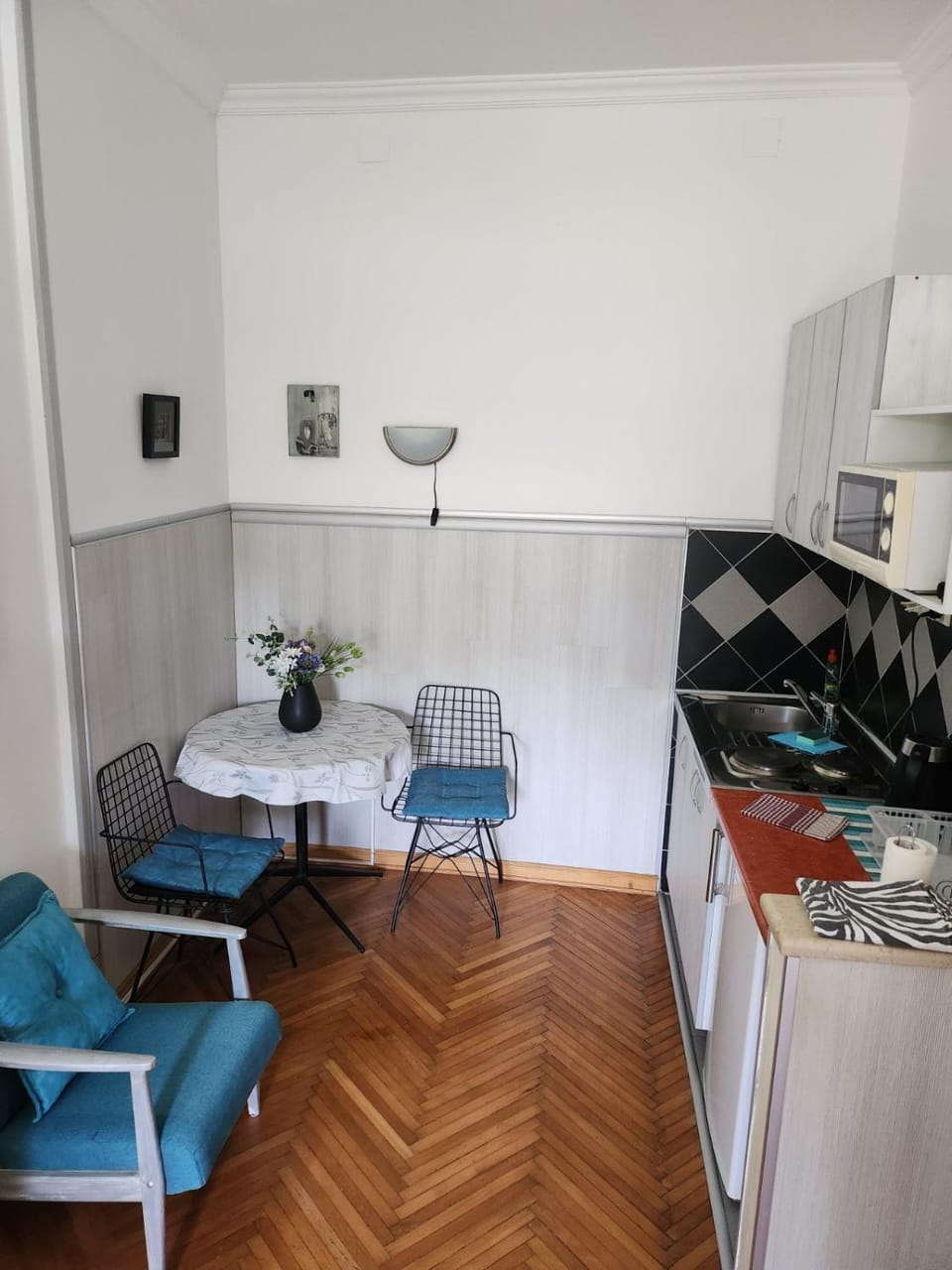 Kitchen or kitchenette, Seating area, stove