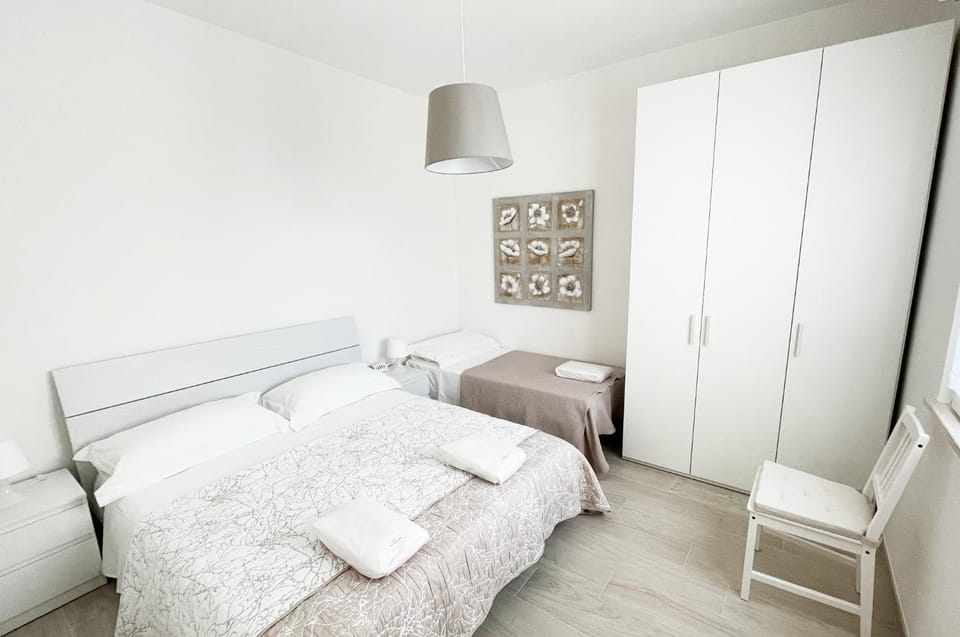 Photo of the whole room, Bedroom, wardrobe