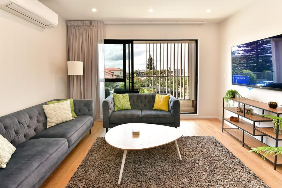 Communal lounge/ TV room, TV and multimedia, Living room, Seating area, Evening entertainment, air conditioner