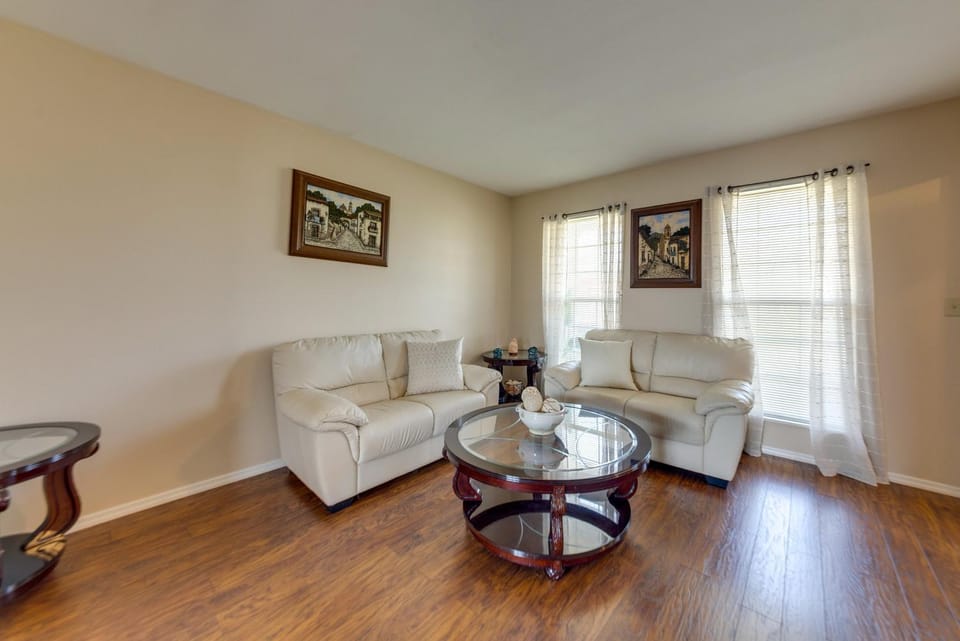 Families Welcome! Spacious O'Fallon Home w/ Yard House in OFallon