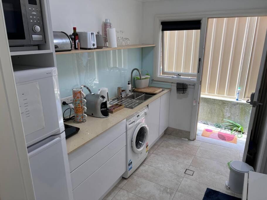 Coffee/tea facilities, Kitchen or kitchenette, stove, toaster, washing machine