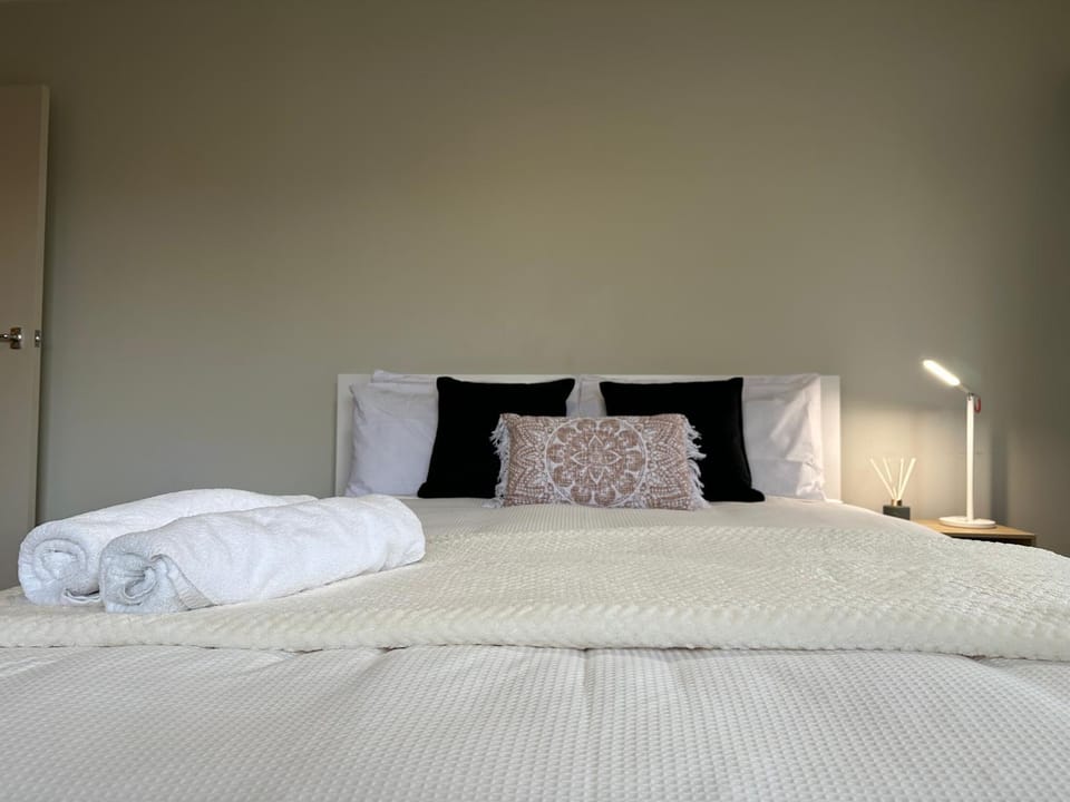 Bed, Bedroom, towels