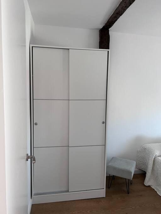 Photo of the whole room, Bedroom, wardrobe