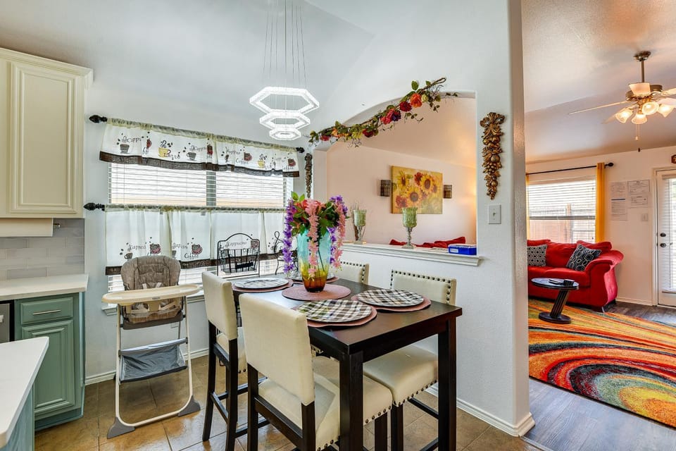 4 Mi to AT&T Stadium: Home w/ BBQ in Grand Prairie House in Arlington