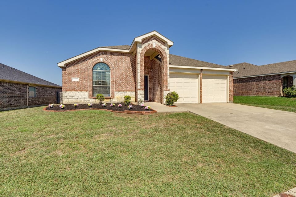 4 Mi to AT&T Stadium: Home w/ BBQ in Grand Prairie House in Arlington