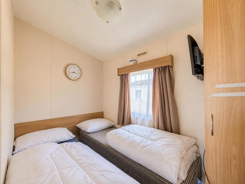 Superb Caravan With Free Wifi At Seawick Holiday Park Ref 27022S House in Tendring District