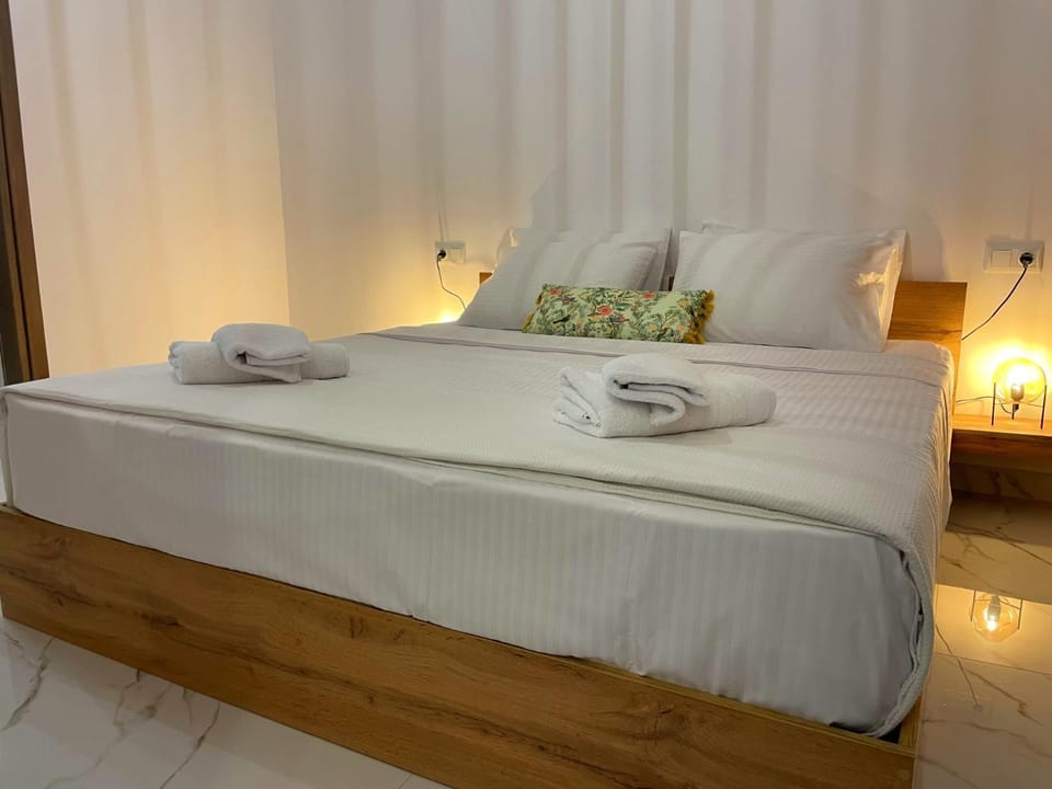 Bed, Bedroom, towels