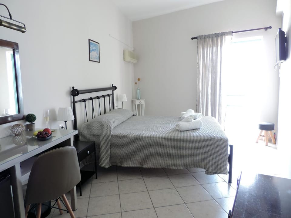 TV and multimedia, Coffee/tea facilities, Photo of the whole room, Bedroom