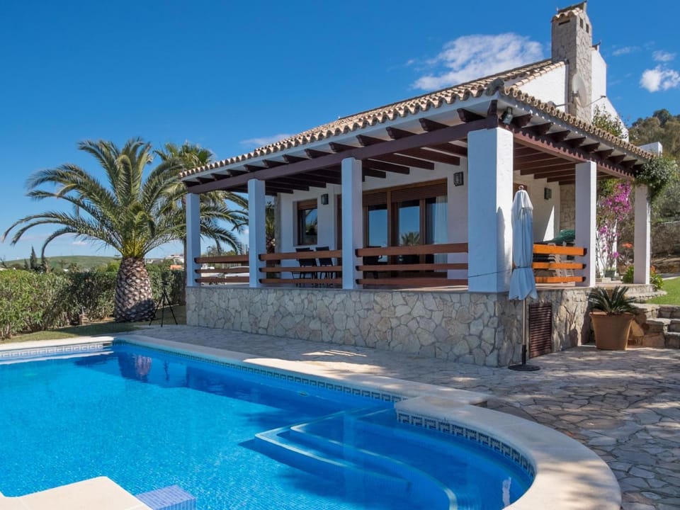 Property building, Patio, Day, Pool view, Swimming pool, sunbed