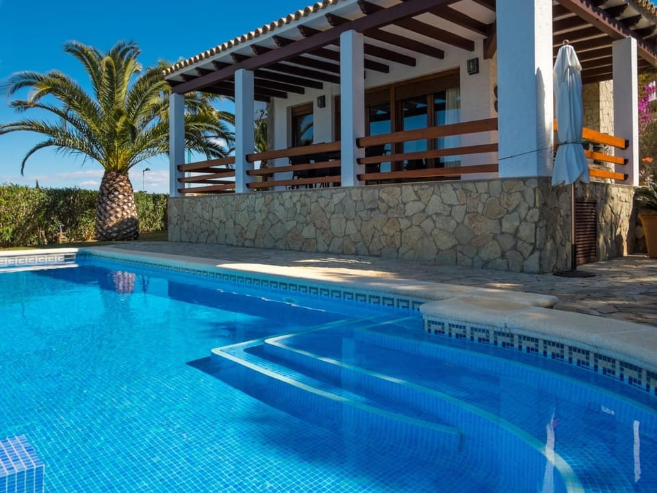Property building, Day, Pool view, Swimming pool, sunbed