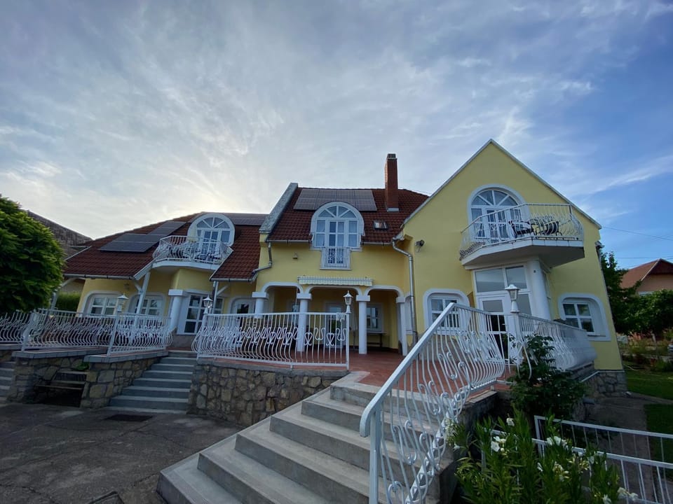 Property building, Day, Balcony/Terrace