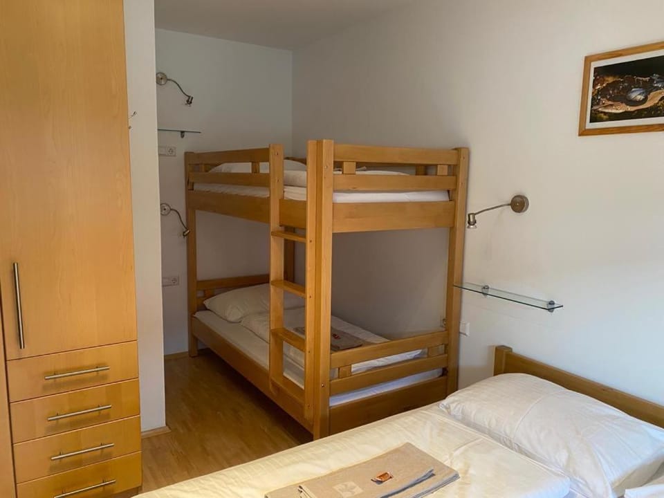 Bedroom, bunk bed