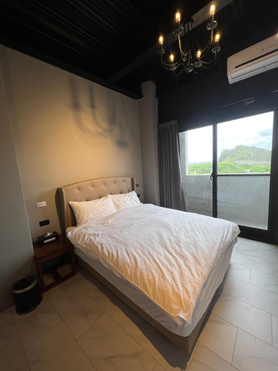 Bed, Photo of the whole room, Bedroom, air conditioner