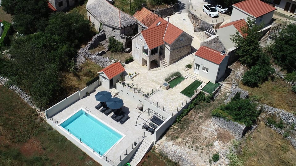Property building, Day, Bird's eye view, Pool view, Swimming pool, Parking, sunbed