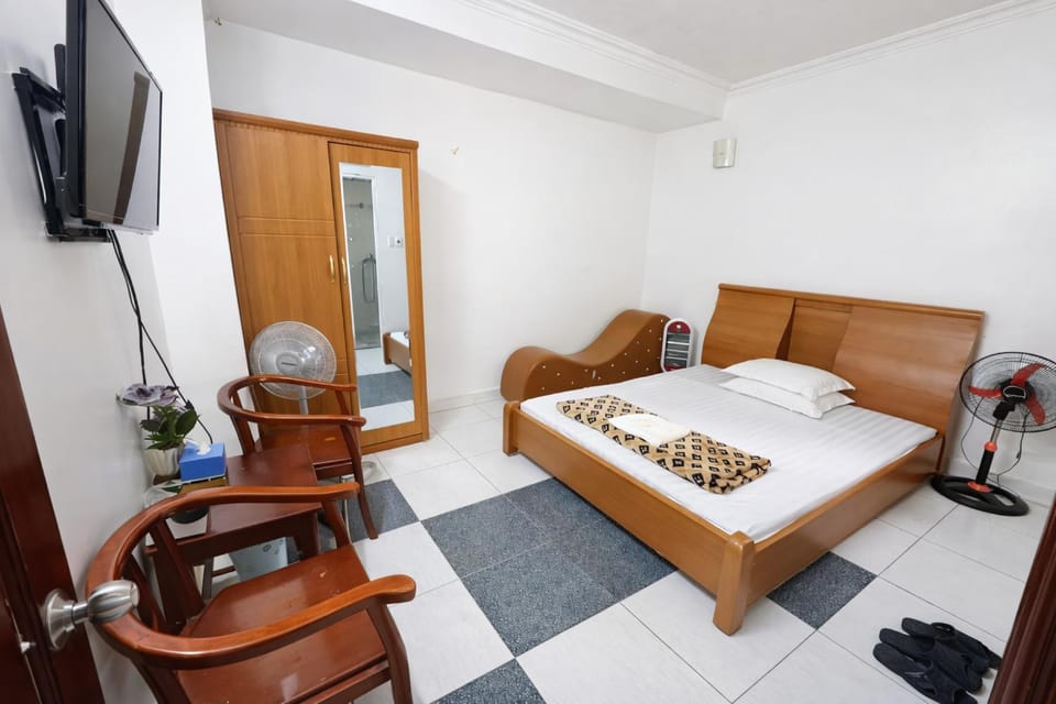 Bed, TV and multimedia, Bedroom