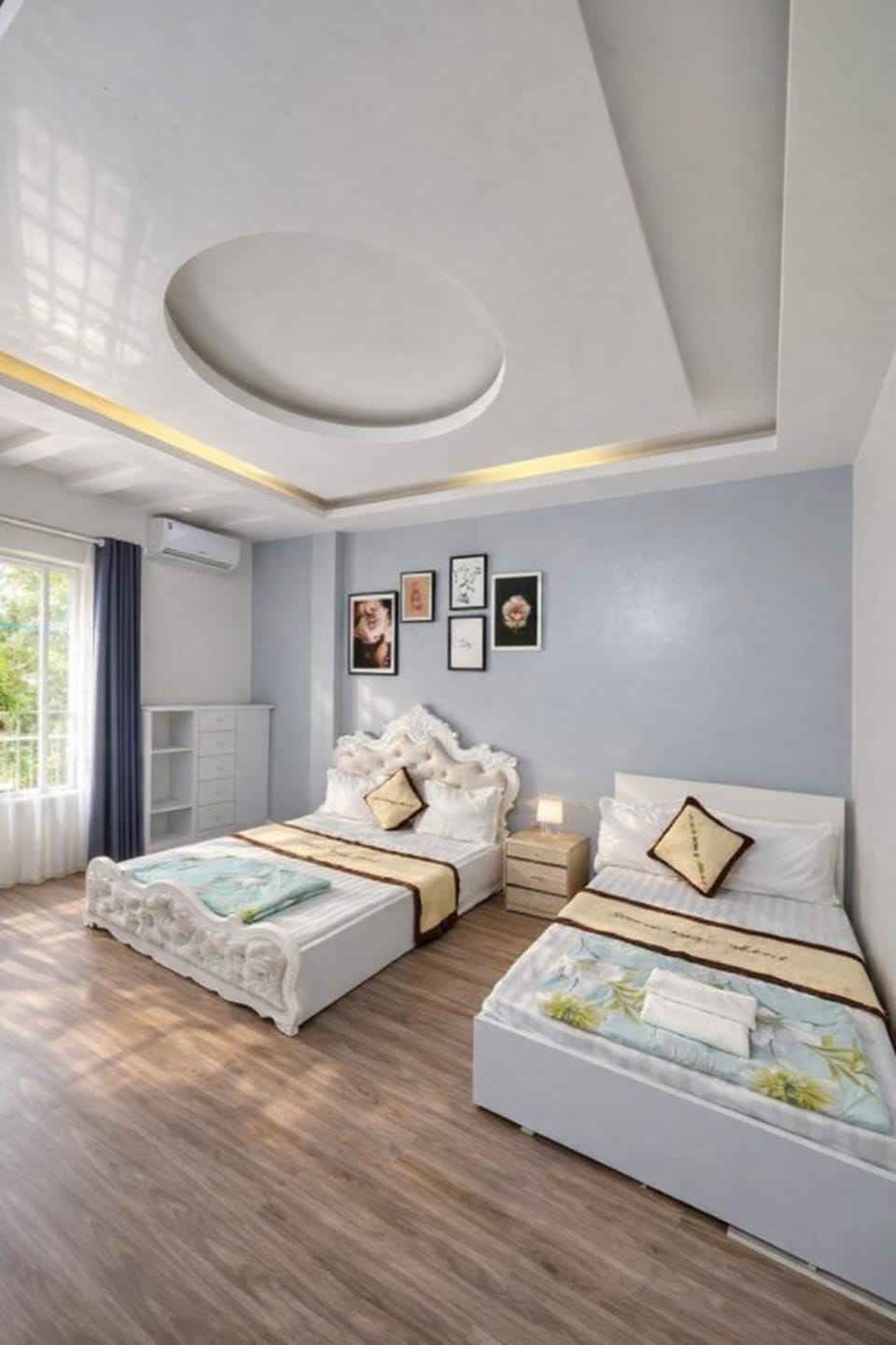 Photo of the whole room, Bedroom