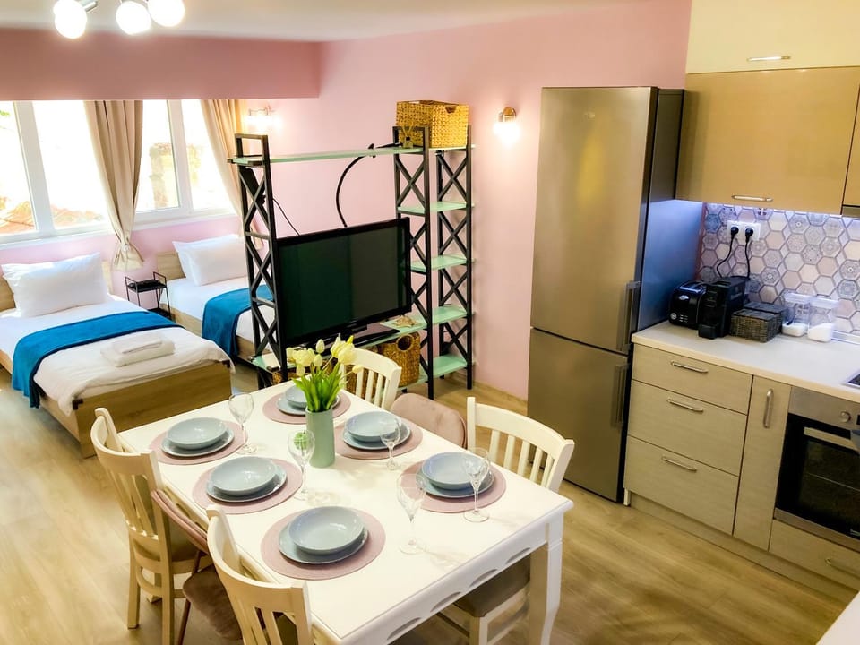 Bed, TV and multimedia, Kitchen or kitchenette, Living room, Photo of the whole room, Seating area, Dining area, Bedroom, pet friendly, stove