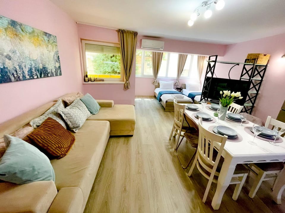 Bed, Living room, Photo of the whole room, Seating area, Dining area, Bedroom