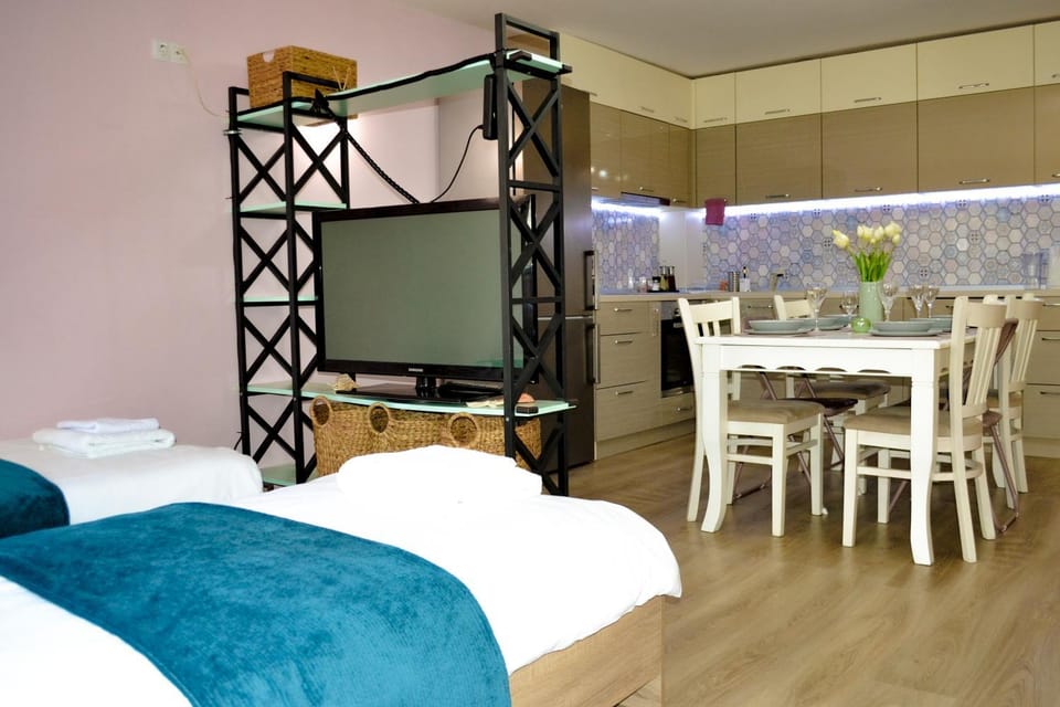 Communal lounge/ TV room, Bed, TV and multimedia, Living room, Photo of the whole room, Seating area, Dining area, Evening entertainment, Bedroom