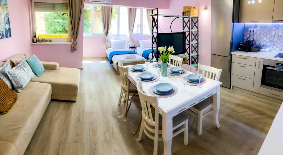 Communal lounge/ TV room, Kitchen or kitchenette, Living room, Seating area, Dining area, Evening entertainment, minibar, pet friendly, stove