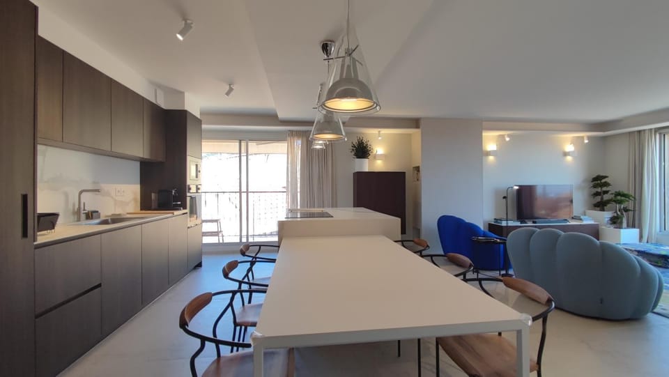 Kitchen or kitchenette, Living room, Seating area, Dining area, hair dresser, minibar