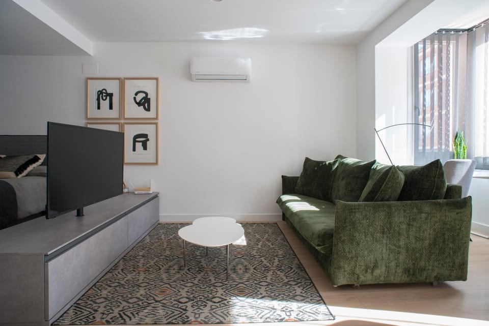 TV and multimedia, Living room, Seating area, air conditioner