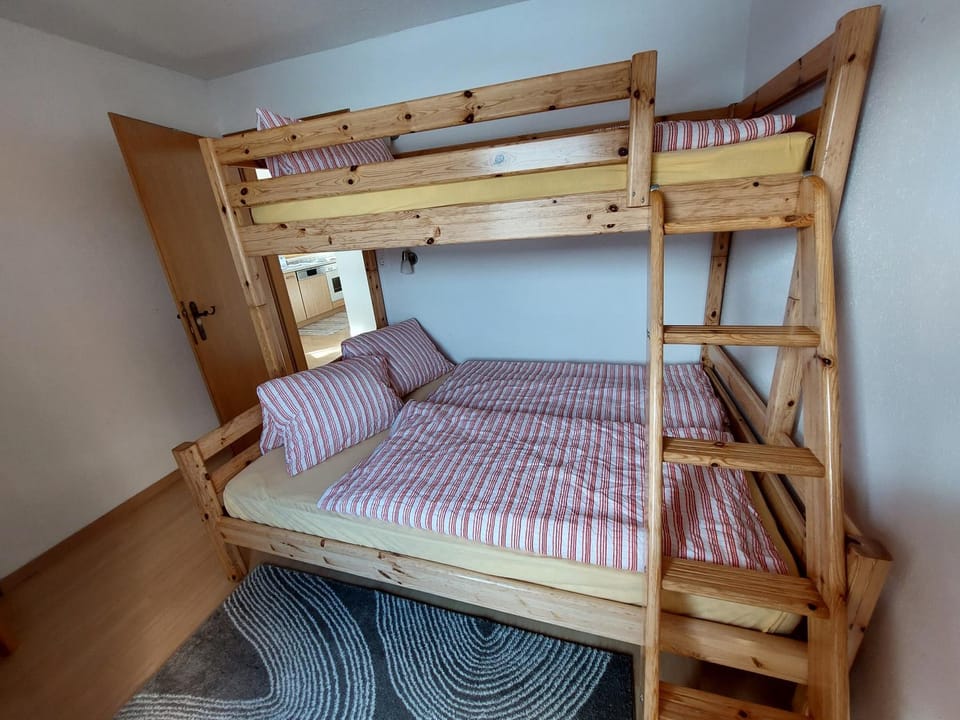 Bedroom, bunk bed