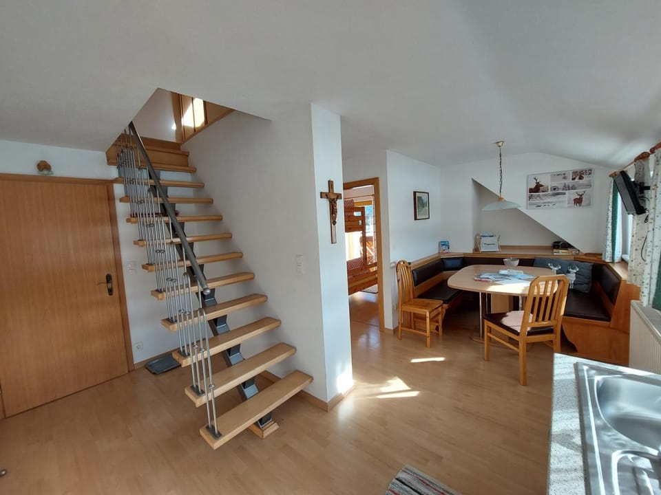 Kitchen or kitchenette, Living room, Seating area, Dining area