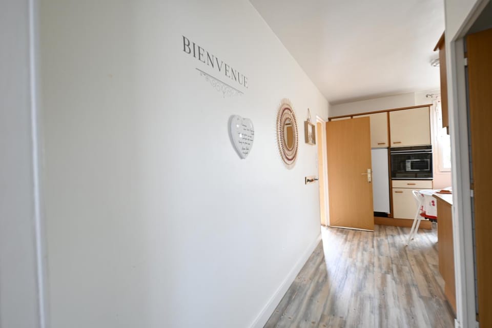 Lobby or reception, kitchen