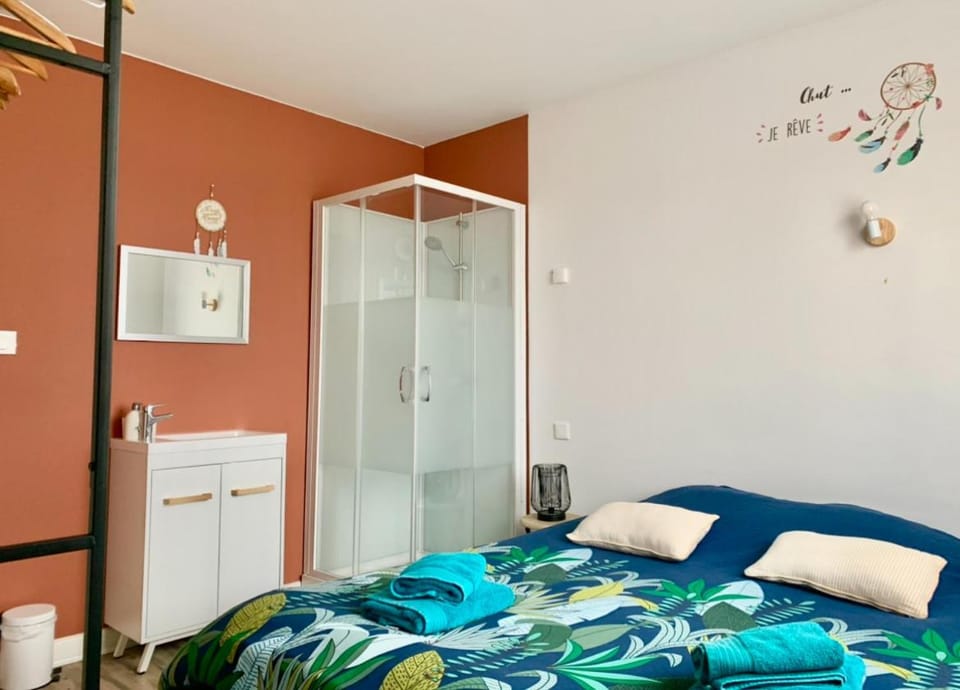 Bed, Bedroom, towels