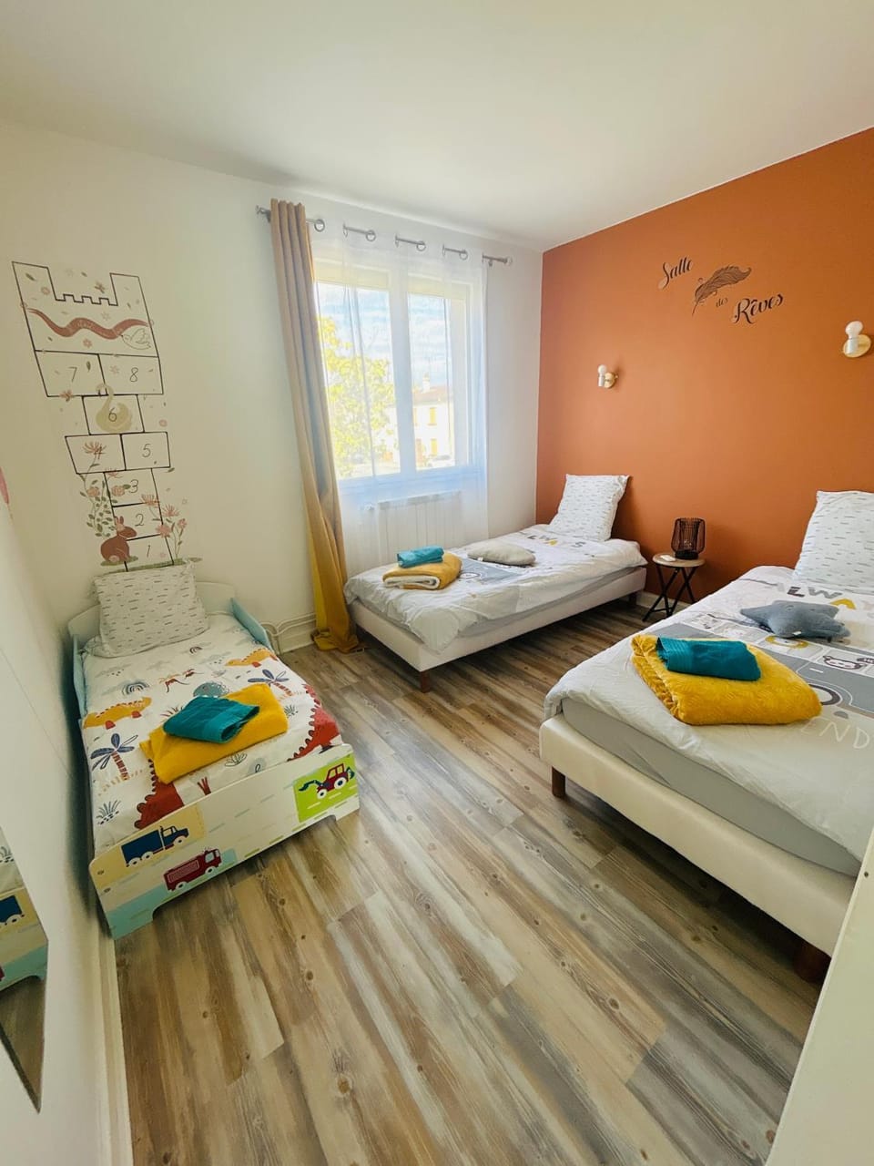 Photo of the whole room, towels