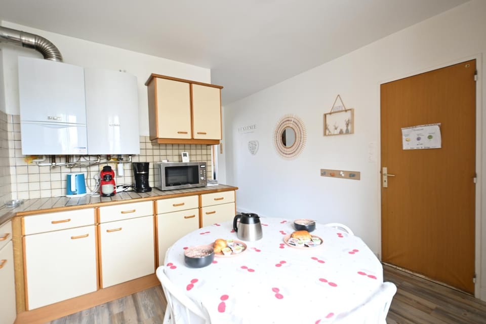 Coffee/tea facilities, Kitchen or kitchenette, Dining area
