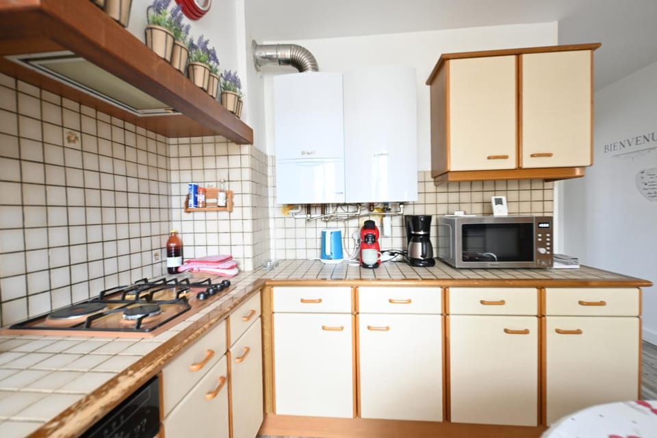 Coffee/tea facilities, Kitchen or kitchenette, dishwasher, microwave, stove
