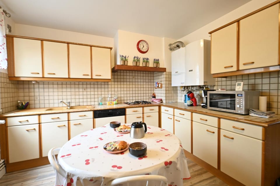 Kitchen or kitchenette, Dining area, dishwasher, stove